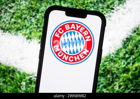Pologne. 23 février 2024. Dans cette illustration photo, un logo du club de football du FC Bayern Munich est affiché sur un smartphone. (Crédit image : © Mateusz Slodkowski/SOPA images via ZUMA Press Wire) USAGE ÉDITORIAL SEULEMENT! Non destiné à UN USAGE commercial ! Banque D'Images