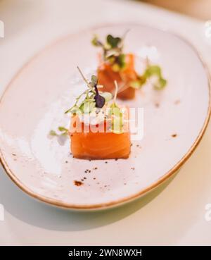 Un petit canapé de saumon et de fromage frais avec de fines herbes Banque D'Images