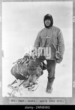 Photographie antarctique vintage vers 1911. Portrait du capitaine Robert Scott, en tenue polaire avec son traîneau. 13 avril 1911. Banque D'Images