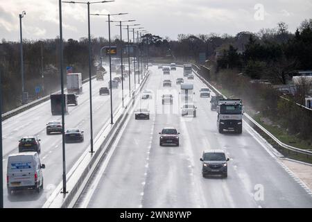 Datchet, Berkshire, Royaume-Uni. 1er mars 2024. Ce fut une matinée dangereuse pour les conducteurs de la M4 Smart Motorway à Datchet, Berkshire en raison des embruns et de la pluie battante après de fortes pluies nocturnes. Il y a des appels pour que les apprenants conducteurs haient des leçons de conduite sur les autoroutes avant de passer leurs examens de conduite. Crédit : Maureen McLean/Alamy Live News Banque D'Images