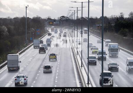 Datchet, Berkshire, Royaume-Uni. 1er mars 2024. Ce fut une matinée dangereuse pour les conducteurs de la M4 Smart Motorway à Datchet, Berkshire en raison des embruns et de la pluie battante après de fortes pluies nocturnes. Il y a des appels pour que les apprenants conducteurs haient des leçons de conduite sur les autoroutes avant de passer leurs examens de conduite. Crédit : Maureen McLean/Alamy Live News Banque D'Images