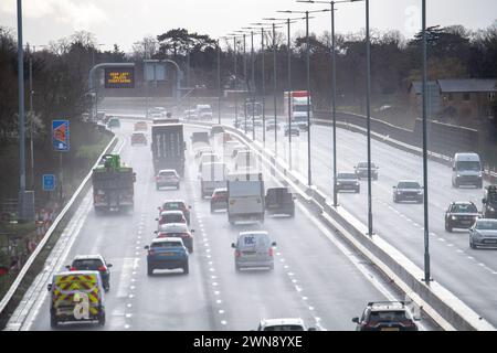 Datchet, Berkshire, Royaume-Uni. 1er mars 2024. Ce fut une matinée dangereuse pour les conducteurs de la M4 Smart Motorway à Datchet, Berkshire en raison des embruns et de la pluie battante après de fortes pluies nocturnes. Il y a des appels pour que les apprenants conducteurs haient des leçons de conduite sur les autoroutes avant de passer leurs examens de conduite. Crédit : Maureen McLean/Alamy Live News Banque D'Images