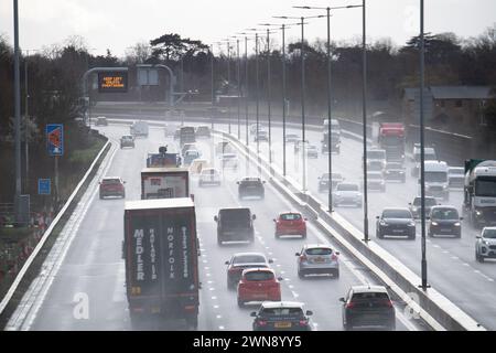 Datchet, Berkshire, Royaume-Uni. 1er mars 2024. Ce fut une matinée dangereuse pour les conducteurs de la M4 Smart Motorway à Datchet, Berkshire en raison des embruns et de la pluie battante après de fortes pluies nocturnes. Il y a des appels pour que les apprenants conducteurs haient des leçons de conduite sur les autoroutes avant de passer leurs examens de conduite. Crédit : Maureen McLean/Alamy Live News Banque D'Images