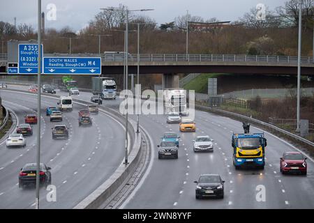 Datchet, Berkshire, Royaume-Uni. 1er mars 2024. Ce fut une matinée dangereuse pour les conducteurs de la M4 Smart Motorway à Datchet, Berkshire en raison des embruns et de la pluie battante après de fortes pluies nocturnes. Il y a des appels pour que les apprenants conducteurs haient des leçons de conduite sur les autoroutes avant de passer leurs examens de conduite. Crédit : Maureen McLean/Alamy Live News Banque D'Images