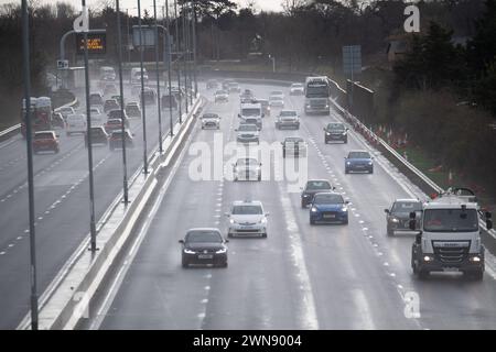 Datchet, Berkshire, Royaume-Uni. 1er mars 2024. Ce fut une matinée dangereuse pour les conducteurs de la M4 Smart Motorway à Datchet, Berkshire en raison des embruns et de la pluie battante après de fortes pluies nocturnes. Il y a des appels pour que les apprenants conducteurs haient des leçons de conduite sur les autoroutes avant de passer leurs examens de conduite. Crédit : Maureen McLean/Alamy Live News Banque D'Images