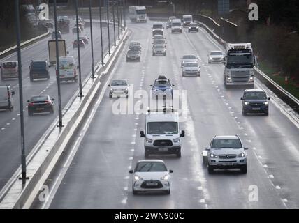 Datchet, Berkshire, Royaume-Uni. 1er mars 2024. Ce fut une matinée dangereuse pour les conducteurs de la M4 Smart Motorway à Datchet, Berkshire en raison des embruns et de la pluie battante après de fortes pluies nocturnes. Il y a des appels pour que les apprenants conducteurs haient des leçons de conduite sur les autoroutes avant de passer leurs examens de conduite. Crédit : Maureen McLean/Alamy Live News Banque D'Images