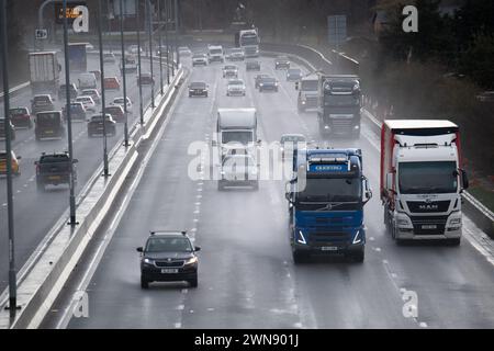 Datchet, Berkshire, Royaume-Uni. 1er mars 2024. Ce fut une matinée dangereuse pour les conducteurs de la M4 Smart Motorway à Datchet, Berkshire en raison des embruns et de la pluie battante après de fortes pluies nocturnes. Il y a des appels pour que les apprenants conducteurs haient des leçons de conduite sur les autoroutes avant de passer leurs examens de conduite. Crédit : Maureen McLean/Alamy Live News Banque D'Images