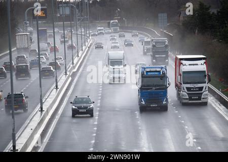 Datchet, Berkshire, Royaume-Uni. 1er mars 2024. Ce fut une matinée dangereuse pour les conducteurs de la M4 Smart Motorway à Datchet, Berkshire en raison des embruns et de la pluie battante après de fortes pluies nocturnes. Il y a des appels pour que les apprenants conducteurs haient des leçons de conduite sur les autoroutes avant de passer leurs examens de conduite. Crédit : Maureen McLean/Alamy Live News Banque D'Images