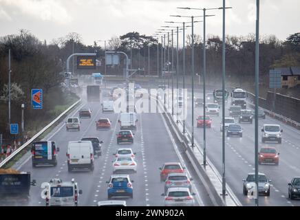 Datchet, Berkshire, Royaume-Uni. 1er mars 2024. Ce fut une matinée dangereuse pour les conducteurs de la M4 Smart Motorway à Datchet, Berkshire en raison des embruns et de la pluie battante après de fortes pluies nocturnes. Il y a des appels pour que les apprenants conducteurs haient des leçons de conduite sur les autoroutes avant de passer leurs examens de conduite. Crédit : Maureen McLean/Alamy Live News Banque D'Images