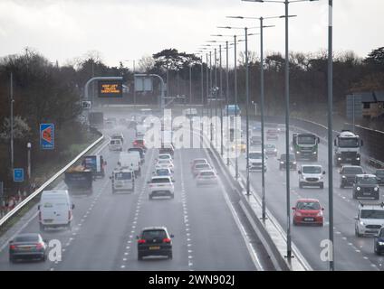 Datchet, Berkshire, Royaume-Uni. 1er mars 2024. Ce fut une matinée dangereuse pour les conducteurs de la M4 Smart Motorway à Datchet, Berkshire en raison des embruns et de la pluie battante après de fortes pluies nocturnes. Il y a des appels pour que les apprenants conducteurs haient des leçons de conduite sur les autoroutes avant de passer leurs examens de conduite. Crédit : Maureen McLean/Alamy Live News Banque D'Images