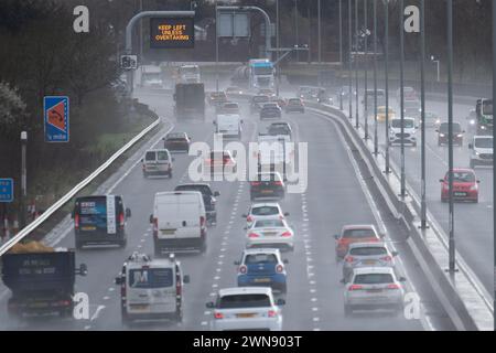 Datchet, Berkshire, Royaume-Uni. 1er mars 2024. Ce fut une matinée dangereuse pour les conducteurs de la M4 Smart Motorway à Datchet, Berkshire en raison des embruns et de la pluie battante après de fortes pluies nocturnes. Il y a des appels pour que les apprenants conducteurs haient des leçons de conduite sur les autoroutes avant de passer leurs examens de conduite. Crédit : Maureen McLean/Alamy Live News Banque D'Images