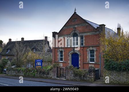 Methodist Church, anciennement Wesleyan Church, à Park Lane, Sharnbrook, Bedfordshire, Angleterre, ROYAUME-UNI. Le bâtiment est juste à côté d'un chalet en chaume Banque D'Images