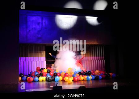 Aram Tafreshian als Herzkönig und Cigdem Teke als Herzkönigin während der Fotoprobe für das Stück Alice im Wunderland im Maxim Gorki Theater à Berlin, 29. Février 2024. // Nach Lewis Carroll. Regie Oliver Frljic. Bühne Igor Pauska. Kostüme Jelena Miletic und Janja Valjarevic. Premiere ist AM 2. März 2024. Maxim Gorki Theater Berlin Alice im Wunderland *** Aram Tafreshian dans le rôle du Roi de cœur et Cigdem Teke dans le rôle de la Reine de cœur lors de la répétition photo pour la pièce Alice au pays des merveilles au Théâtre Maxim Gorki à Berlin, février 29, 2024 basé sur Lewis Carroll réalisé par Oliver Frljic Banque D'Images