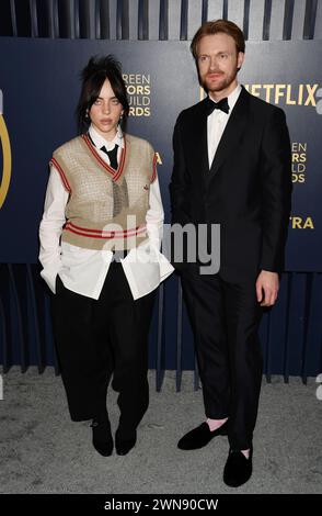 LOS ANGELES, CALIFORNIE - 24 FÉVRIER : Billie Eilish et Finneas O'Connell assistent à la 30e cérémonie annuelle Screen Actors Guild Awards au Shrine Auditoriu Banque D'Images