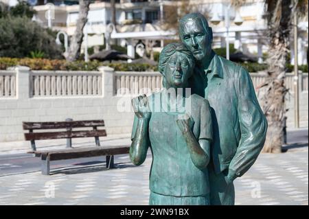 Statue sculpture de couple aîné, plage de San Juan, Alicante, Espagne Banque D'Images