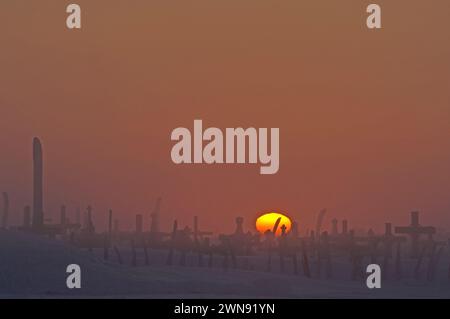 Coucher de soleil sur le site du cimetière marqué par des os de côtes de baleine à l'extérieur du plus ancien village Inupiat de point Hope Tigia Arctic Alaska Banque D'Images