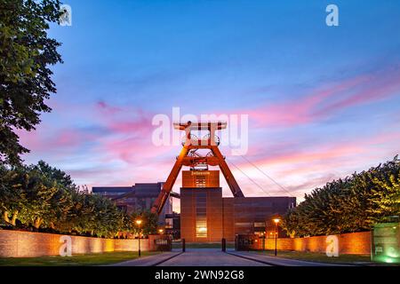 Farbiger Sonnenuntergang über dem Förderturm Schacht 12 im Industriedenkmal und UNESCO Welterbe Zeche Zollverein à Essen, Rhénanie-du-Nord-Westphalie, Deutsc Banque D'Images