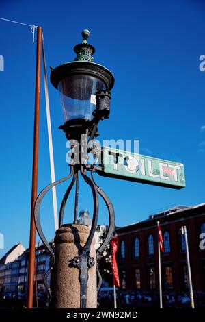 Enseigne de toilette sur lampadaire à Nyhavn, Copenhague, Danemark Banque D'Images