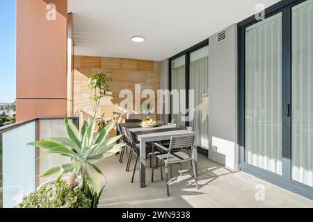 Un balcon avec plusieurs tables et chaises extérieures pour asseoir les invités Banque D'Images