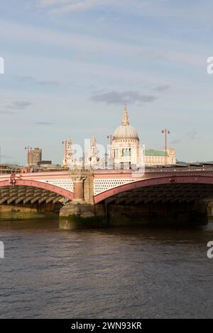Royaume-Uni, Londres, pont Black Friars regardant vers des finis La cathédrale de Paul. Banque D'Images