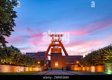 Zeche Zollverein farbiger Sonnenuntergang über dem Förderturm Schacht 12 im Industriedenkmal und UNESCO Welterbe Zeche Zollverein à Essen, Nordrhein- Banque D'Images