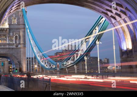 Royaume-Uni, Londres, Tower Bridge la nuit avec des sentiers de circulation. Banque D'Images