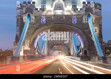 Royaume-Uni, Londres, Tower Bridge la nuit avec des sentiers de circulation. Banque D'Images