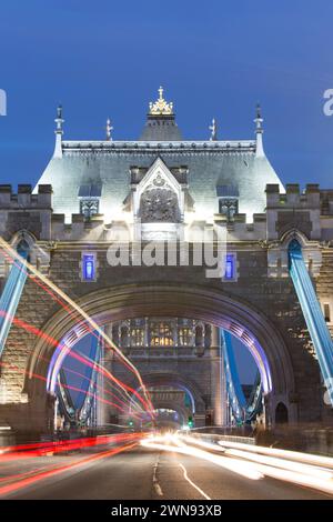 Royaume-Uni, Londres, Tower Bridge la nuit avec des sentiers de circulation. Banque D'Images