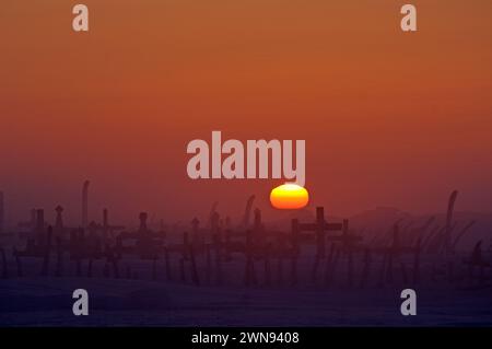 Coucher de soleil sur le site du cimetière marqué par des os de côtes de baleine à l'extérieur du plus ancien village Inupiat de point Hope Tigia Arctic Alaska Banque D'Images