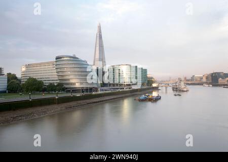 Royaume-Uni, Londres, Queen's Walk, Shard et l'hôtel de ville de l'autre côté de la Tamise. Banque D'Images