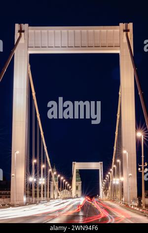 Une longue exposition de voitures sur le pont la nuit Banque D'Images
