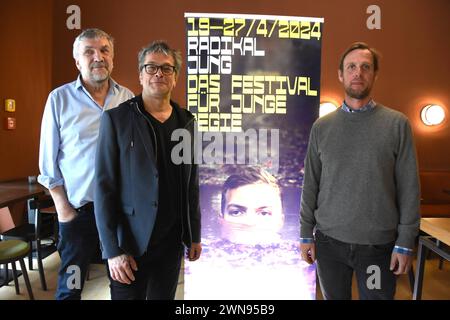 Christian Stueckl Intendant Volkstheater Jens Hillje Festivalleiter Frederik Mayet Kuenstlicher Leiter Volkstheater Muenchen 01.03.2024 Muenchner Volkstheater -Schmock-Pressekonferenz Radikal Jung Das Festival fuer Junge Regie 2024 Muenchen *** Christian Stueckl Intendant Volkstheater Jens Hillje Directeur du Festival Frederik Mayet Directeur artistique Volkstheater Muenchen 01 03 2024 Muenchner Volkstheater Schmock Conférence de presse Radikal Jung Festival des jeunes réalisateurs 2024 Muenchen Banque D'Images