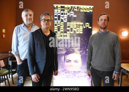 Christian Stueckl Intendant Volkstheater Jens Hillje Festivalleiter Frederik Mayet Kuenstlicher Leiter Volkstheater Muenchen 01.03.2024 Muenchner Volkstheater -Schmock-Pressekonferenz Radikal Jung Das Festival fuer Junge Regie 2024 Muenchen *** Christian Stueckl Intendant Volkstheater Jens Hillje Directeur du Festival Frederik Mayet Directeur artistique Volkstheater Muenchen 01 03 2024 Muenchner Volkstheater Schmock Conférence de presse Radikal Jung Festival des jeunes réalisateurs 2024 Muenchen Banque D'Images