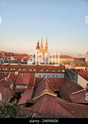 Belle photo heure d'or du coucher de soleil à Zagreb, Croatie Banque D'Images