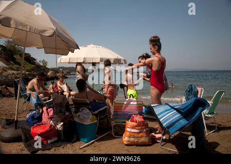 vacanciers sur la plage vouliagmeni athènes riviera grèce Banque D'Images