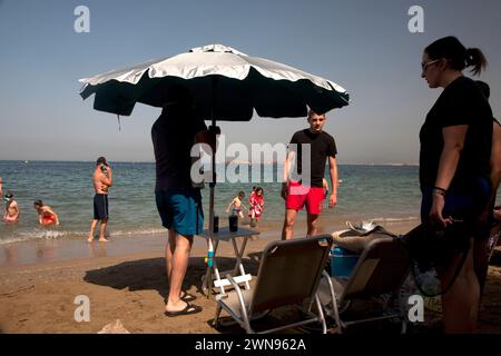 vacanciers sur la plage vouliagmeni athènes riviera grèce Banque D'Images