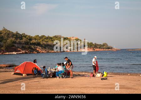 tente et famille sur la plage de kavouri vouliagmeni athènes riviera athènes grèce Banque D'Images