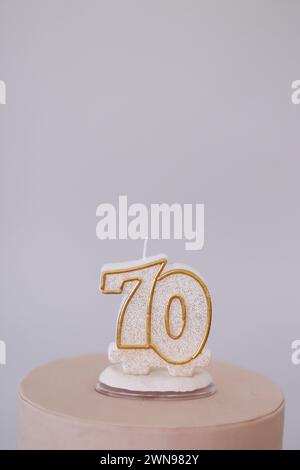 détail du nombre soixante-dix sur le dessus du gâteau d'anniversaire, 70 anniversaire, gâteau blanc, bougie de gâteau d'anniversaire de 70 ans Banque D'Images