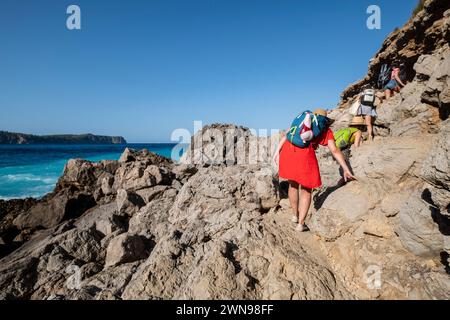 Promenade en famille vers la plage de Coll Baix, Alcudia, Majorque, Iles Baléares, Espagne Banque D'Images