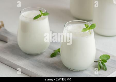 Tasse de verre de boisson traditionnelle turque ayran , kéfir ou babeurre à base de yaourt, nourriture saine Banque D'Images