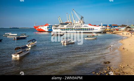 Le ferry Ikraam 1 Ro/Ro-passagers exploité par Ikraam Sealine dans le port de Stone Town, Zanzibar, Tanzanie. Banque D'Images