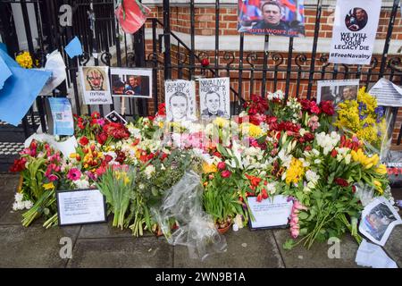 Londres, Royaume-Uni. 1er mars 2024. Les partisans d'Alexei Navalny continuent de laisser des fleurs et des hommages au mémorial de fortune en face de l'ambassade de Russie à Londres alors que les funérailles du leader de l'opposition ont lieu à Moscou. Crédit : Vuk Valcic/Alamy Live News Banque D'Images