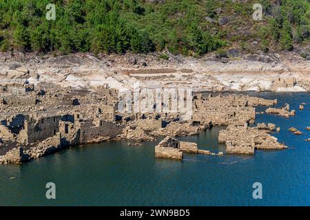 Les anciennes ruines de Vilarinho das Furnas, situé à Campo de Geres, Terras de Bouro, sur les bords de la rivière Homem Banque D'Images