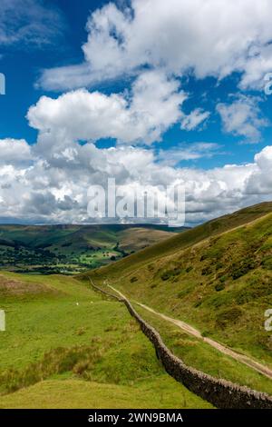 Vue sur le pont de Mam Tor vers Edale avec les pentes de Mam Tor sur la droite lors d'une belle journée d'été dans le Derbyshire, Royaume-Uni Banque D'Images