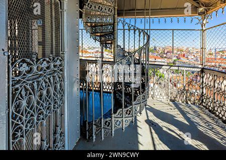 Balcon en fer forgé orné donnant sur un paysage urbain ensoleillé avec un ciel bleu clair, Elevador de Santa Justa, Lisbonne Banque D'Images