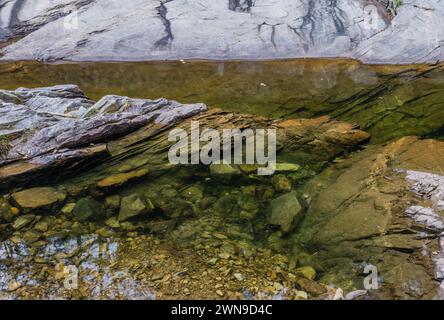 Gros rochers déchiquetés dans un ruisseau de montagne peu profond dans un parc sauvage en Corée du Sud Banque D'Images