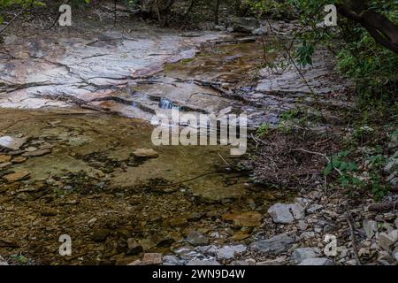 Ruisseau d'eau claire propre coulant sur la face rocheuse plate dans la piscine peu profonde en Corée du Sud Banque D'Images