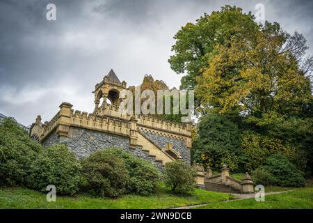 Bâtiment en forme de château avec des remparts entourés d'arbres sous un ciel spectaculaire, Dicke Ibach Treppe, Barmer Anlagen, Barmen, Wuppertal, Nord Banque D'Images