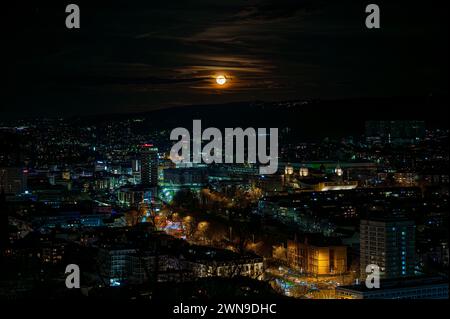 Paysage urbain la nuit à la lumière de la lune brillante avec des bâtiments brillants et le ciel sombre, Elberfeld, Wuppertal, Bergisches Land, Rhénanie du Nord-Westphalie Banque D'Images