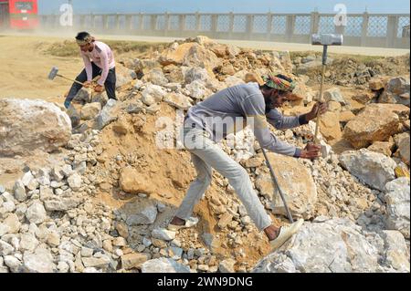 Des ouvriers brisent des pierres LC avec un broyeur dans la région de Bholaganj, connue sous le nom de « Stone State » de Sylhet Companyganj Upazila. Ces travailleurs dont la santé est menacée gagnent 500-600 taka à la fin de la journée. Environ 2000 ouvriers sont employés dans plus de deux cents machines de concassage, et des pierres d'une valeur de 3-5 roupies de crore sont brisées chaque jour. Sylhet-Bangladesh. Banque D'Images